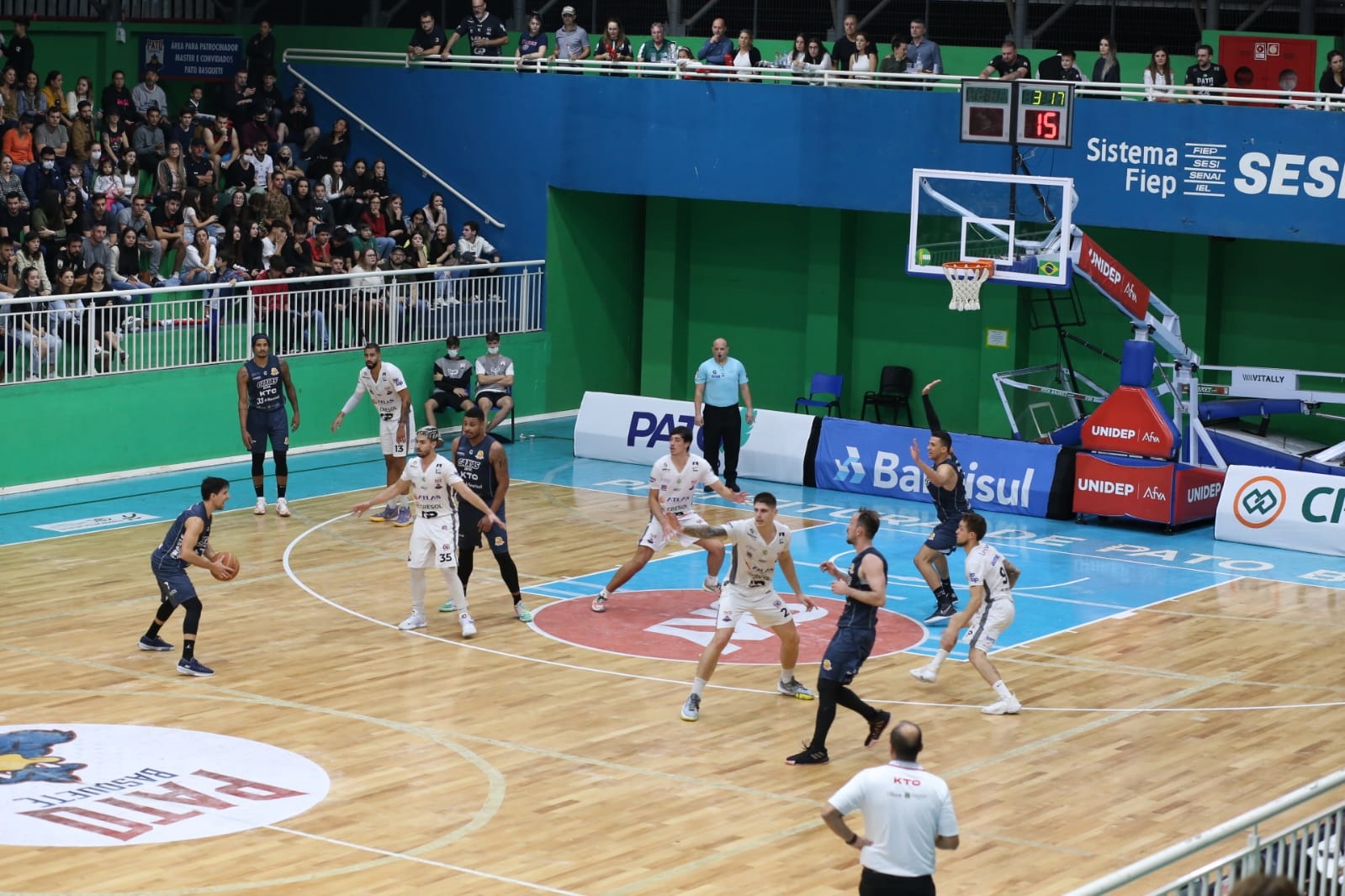 A base sobe forte: os meninos do Caxias do Sul Basquete para o NBB