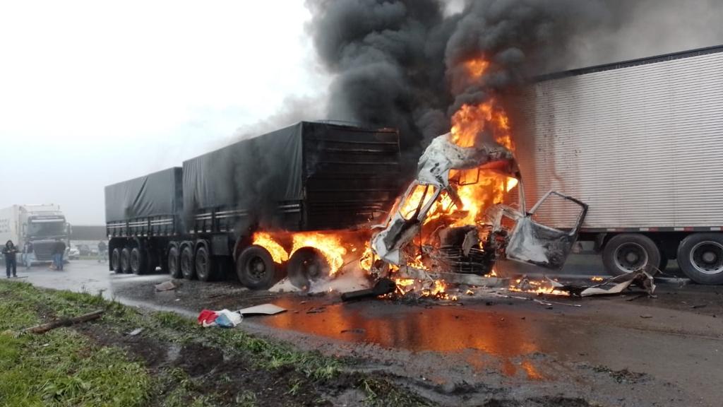 Tragédia na BR-277: Rodovia continua bloqueada após engavetamento - Diário  do Sudoeste