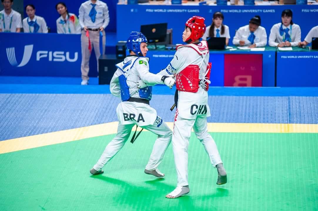 Tema dos Jogos Olímpicos com meninos fazendo taekwando 431856