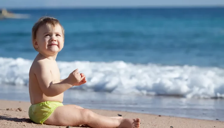 bebe na praia